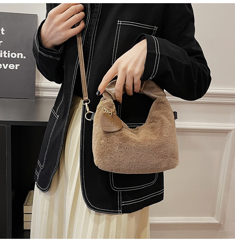 Women's plush messenger bag handbag texture fashion women's bag autumn and winter all match niche chain handbag_voghion.com