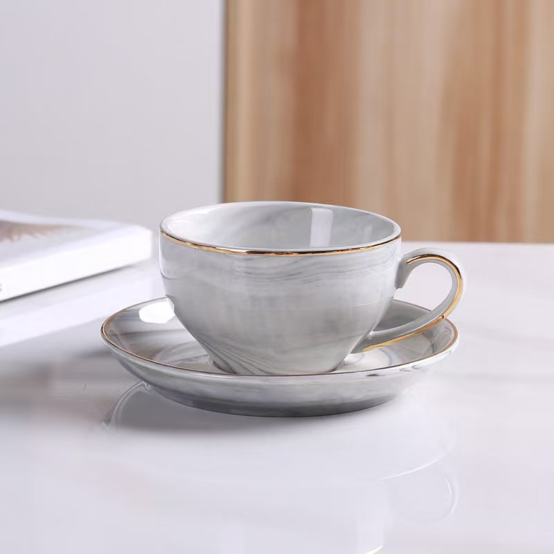 Luz de lujo taza de café traje de estilo europeo de alta apariencia taza y platillo taza de café de cerámica de alta gama exquisito juego de té de la tarde británica