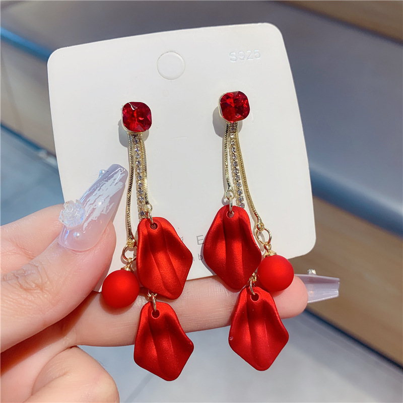 2023 Pendientes de nuevo estilo coreano Pendientes de súper hadas delgados Pendientes de pétalos rojos de marea Pendientes de borla largos para mujer Temperamento