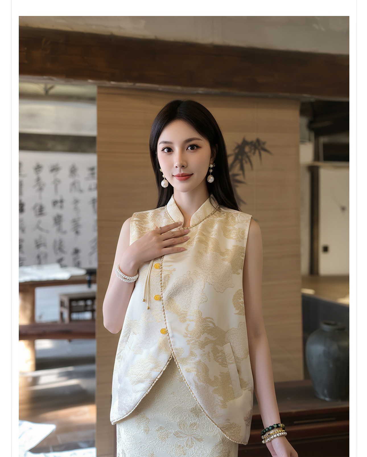 Set áo khoác gile + chân váy/quần dài nữ Tân Trung Hoa họa tiết in hoa vải nhuộm thực vật — Bộ [Áo khoác trắng bạc + Chân váy hồng đào], Bộ [Áo khoác trắng bạc + Quần dài trắng kem], Váy nửa màu hạnh nhân, Vàng trắng chi tiết 2