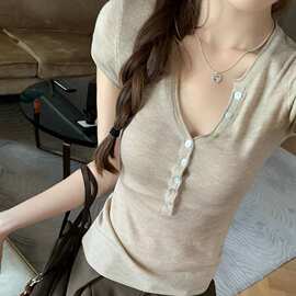 软糯百搭V领针织T恤女2025新款早秋韩系修身显瘦纽扣短袖上衣白