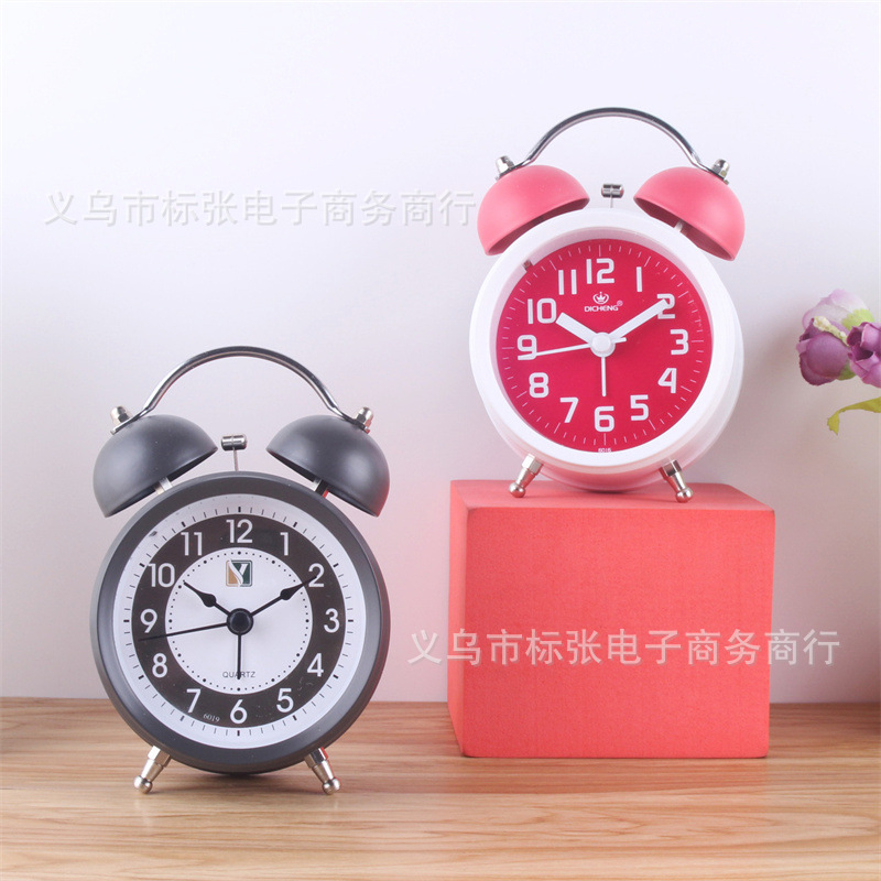 Moda creativa Reloj despertador de timbre de metal de 3 pulgadas Reloj despertador silencioso Dormitorio de niños Dormitorio de estudiantes Reloj luminoso al por mayor