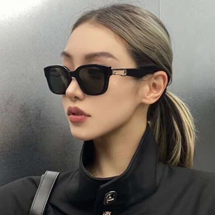 New Back-shaped Buckle Decoration  Small Square Frame Sunglasses display picture 1