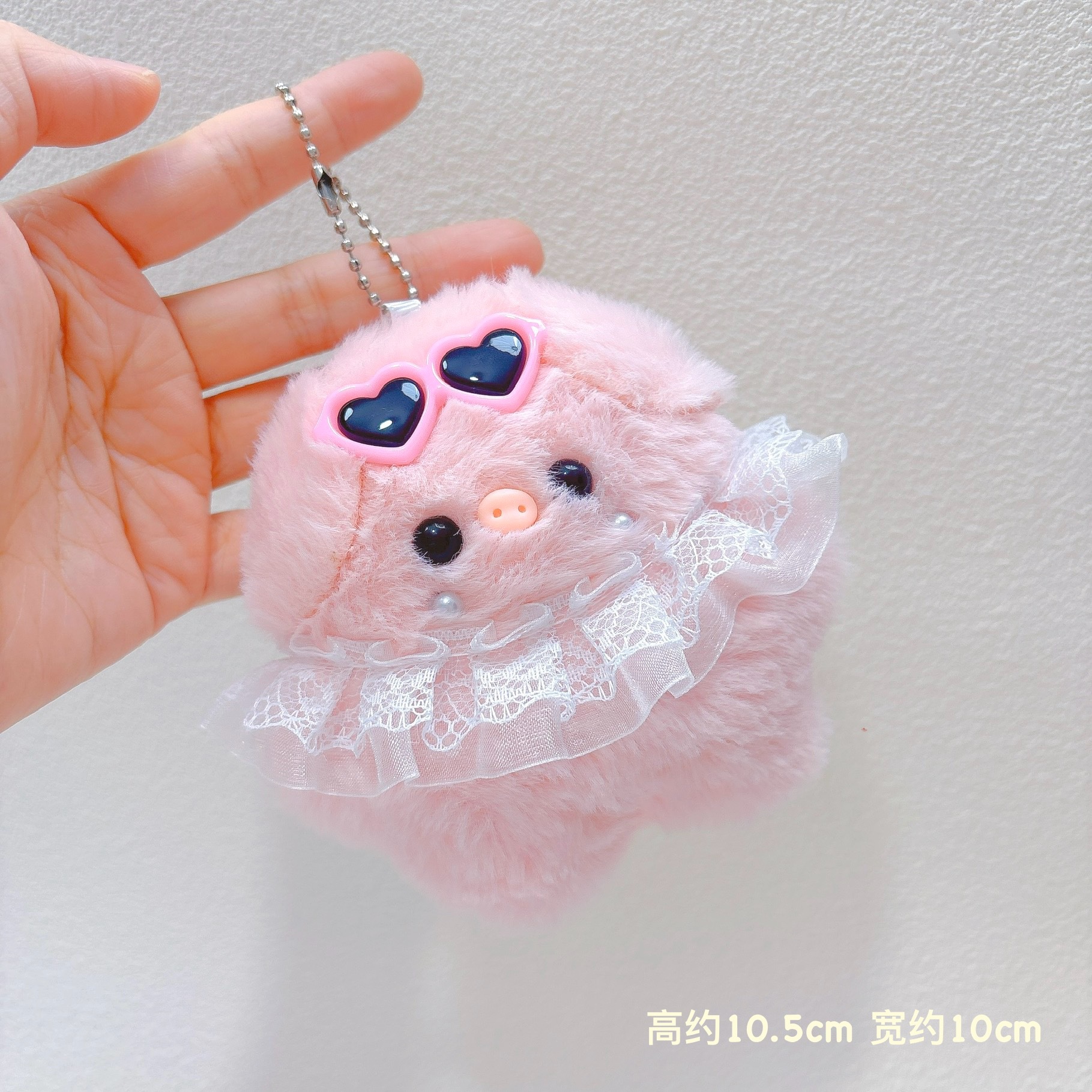 거즈 스커트를 입은 큰 돼지