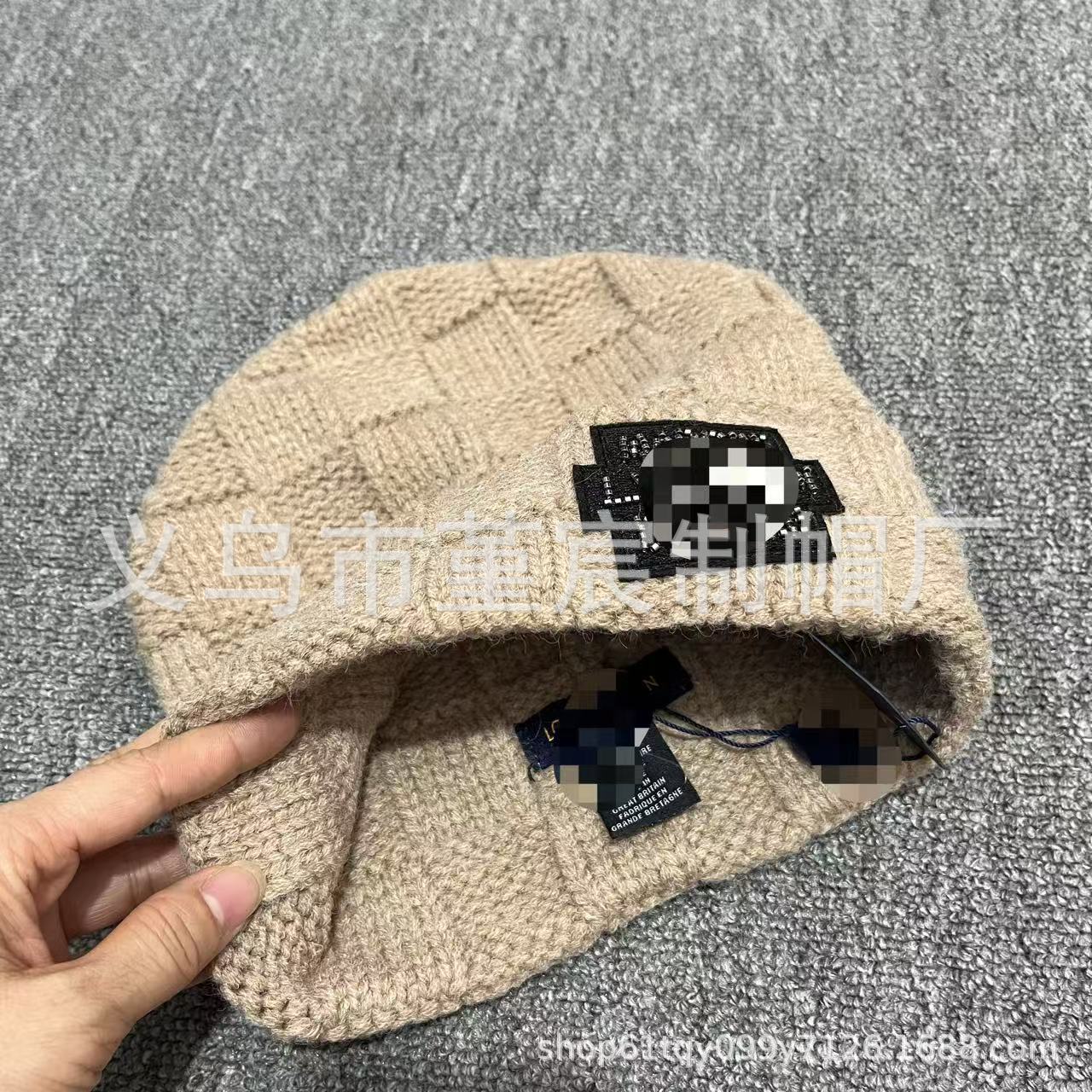 다이아몬드가 박힌 카키색