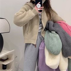 秋冬の韓系は帽子の厚いモチモチのセーターのコートの女性のピットの条の純色のファスナーのメリヤスのカーディガンの短い上着のファッションを結びます。