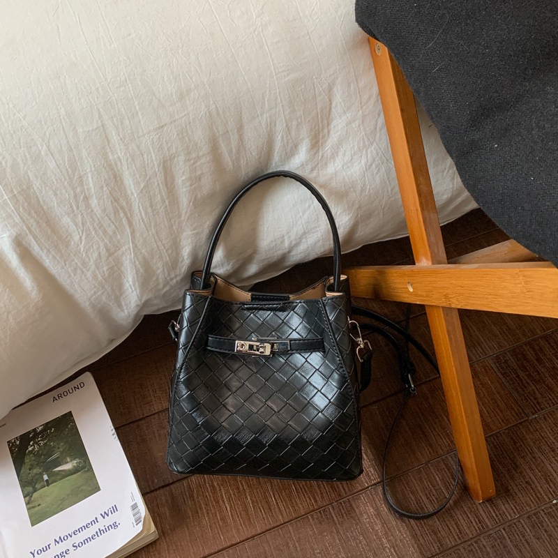 Bolsa de mochila nicho de diseño plateado bolsas de mano femeninas temperamento de viaje de un solo hombro cubo trenzado 2026 nuevo estilo coreano