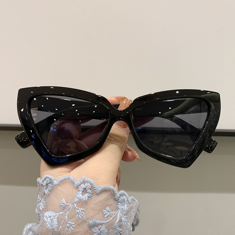 Occhiali da sole triangolari retrò per donna e uomo neri_voghion.com