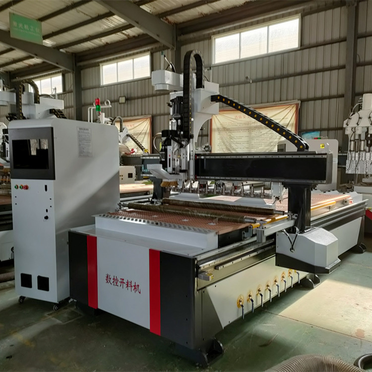 冠雕宝元系统12把刀库直排换刀数控拉米诺隐形件板式家具开料机