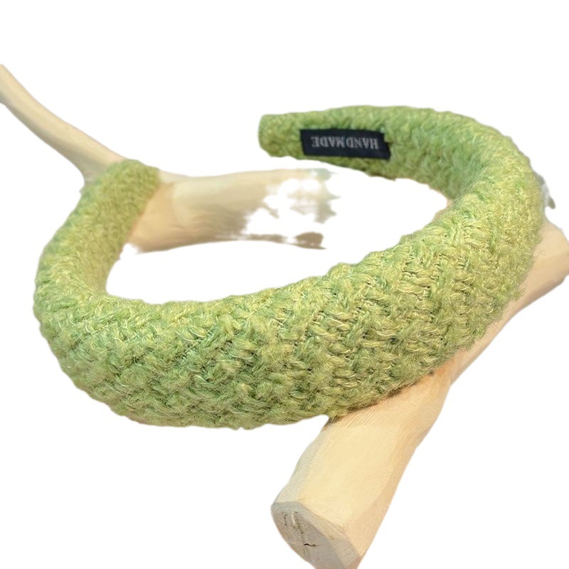 韓国の2023年と秋の高頭の頂の広い辺のカチューシャの女性は外出します。