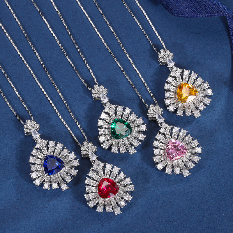 Zhuang sheng joyería europea y americana retro simulación colorido tesoro grasa triángulo hueco con incrustaciones de temperamento colgante collar 10*10