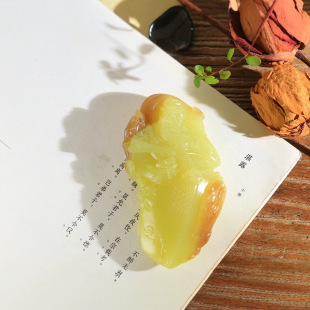 Jinyutang's Exquisite Xinjiang Hotan Jade Yellow Mouth with Sugar Guan Gong's Handle Piece Is Finely Carved with Guan Gong's Long Beard, Elegant and Chivalrous