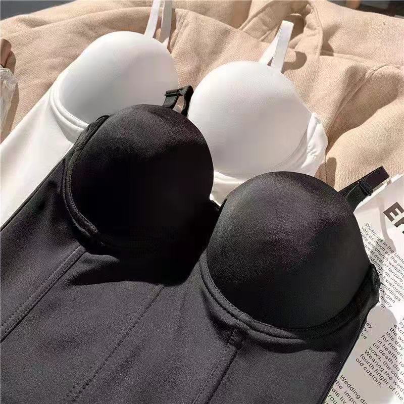 ストラップのベストの女性の下着は底を打ちます。