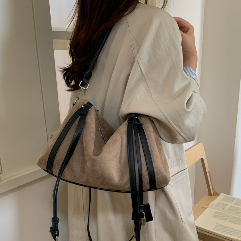 Bolsa de almohada portátil retro esmerilada de gran capacidad para mujeres 2025 nuevo invierno versátil bolso de hombro bolso de viaje