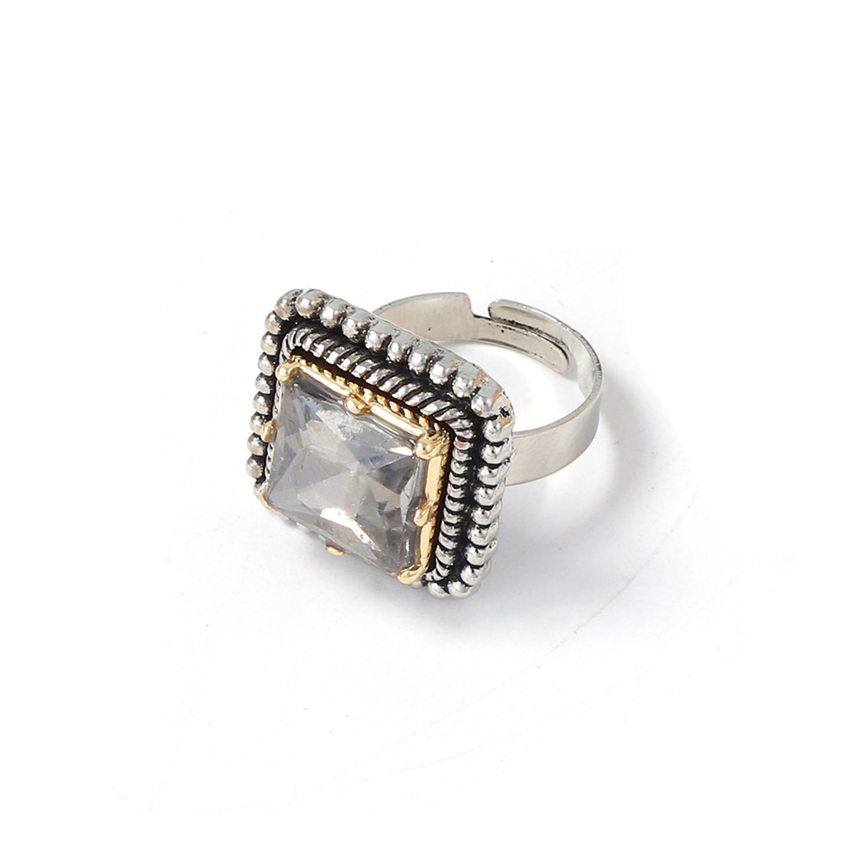 Funkelnder Ring für Damen, mit romantischem Flair gefertigt. Elegant und komfortabel, entworfen, um Ihren Charme zu unterstreichen. Ein dezentes und dennoch atemberaubendes Schmuckstück für Verabredungen._voghion.com