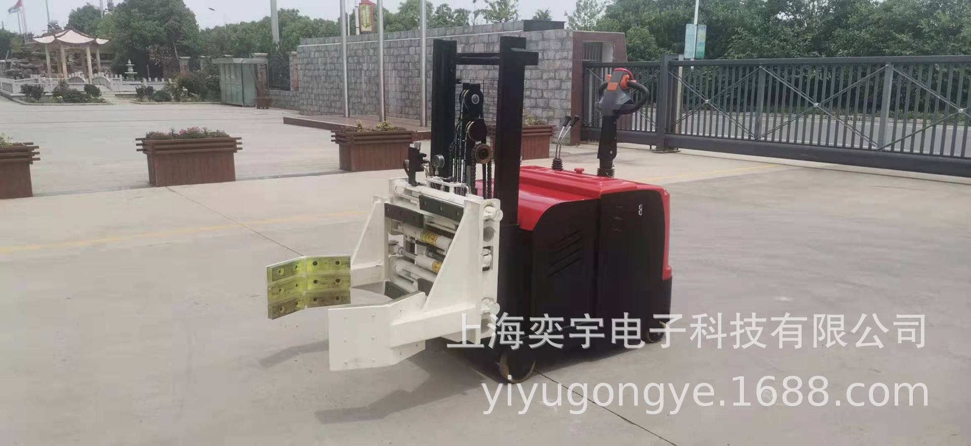平衡重站驾式夹抱车
