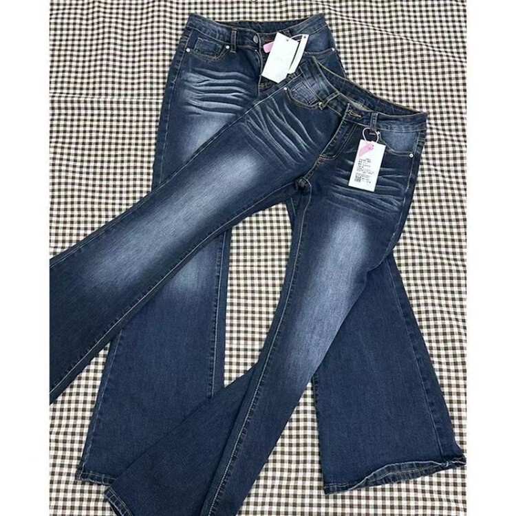Light blue and gray wash vintage jeans for women, spring and summer, high-waisted, slim fit, flattering, versatile, with a slight flare at the hem Light blue and gray wash vintage jeans for women, spring and summer, high-waisted, slim fit, flattering, versatile, with a slight flare at the hem