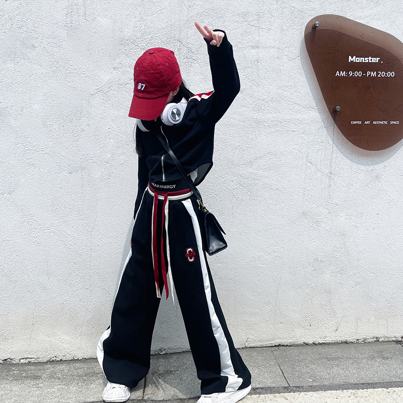 소녀의 패셔너블 캐주얼 세트 2024 가을 새 어린이 세련 된 짧은 스웨터 카디건 넓은 다리 바지 투피스 세트