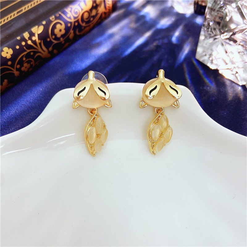 Korea Golden Geometric Fox Earrings display picture 2