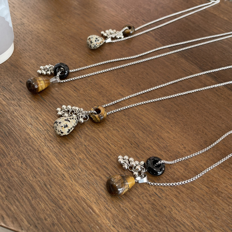 Collar colgante de gota de agua de piedra de punto de ojo de tigre, cadena de clavícula de todo fósforo de nicho retro, cadena de suéter de sentido avanzado, collar femenino