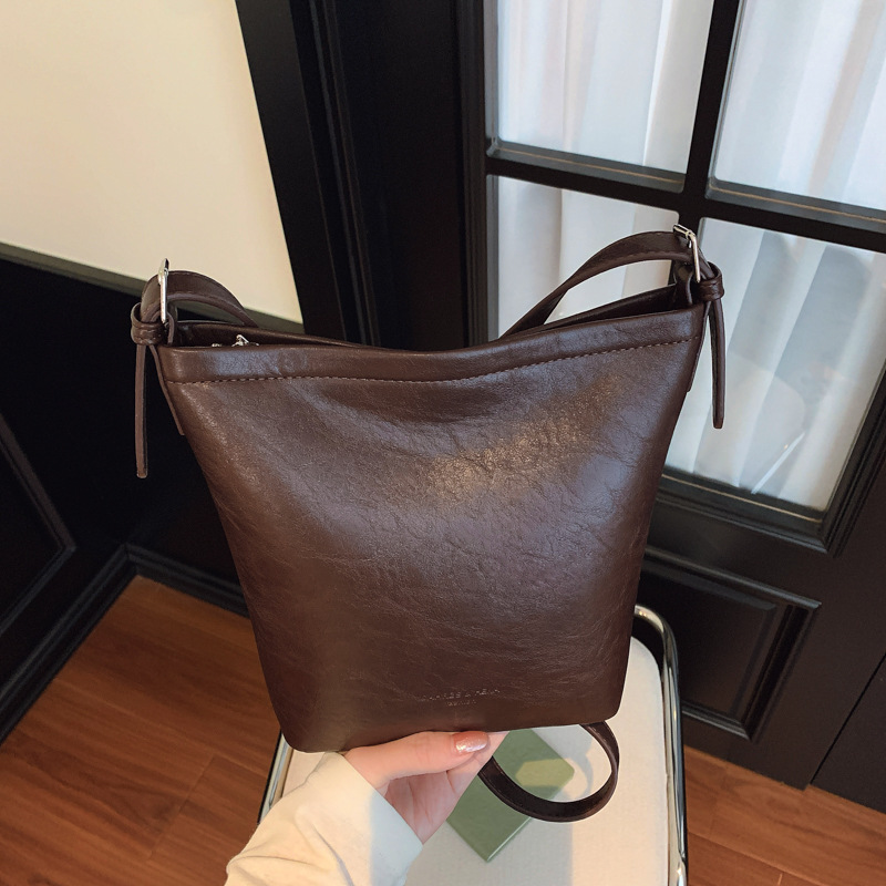 Bolsos de cubo de cera de alta calidad Otoño / Invierno de mujeres 2025 nuevo retro multifuncional bolso de hombro bolso de moda