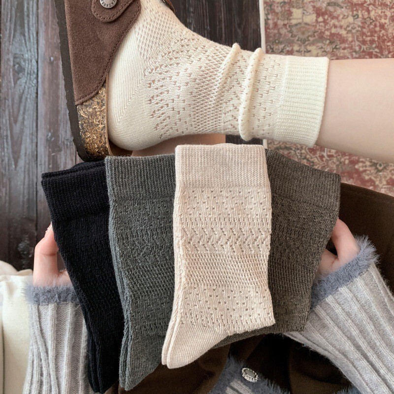 Seamless early autumn retro hollow-out floral court-style casual slouch socks, solid color mid-calf socks, white women's socks Seamless early autumn retro hollow-out floral court-style casual slouch socks, solid color mid-calf socks, white women's socks