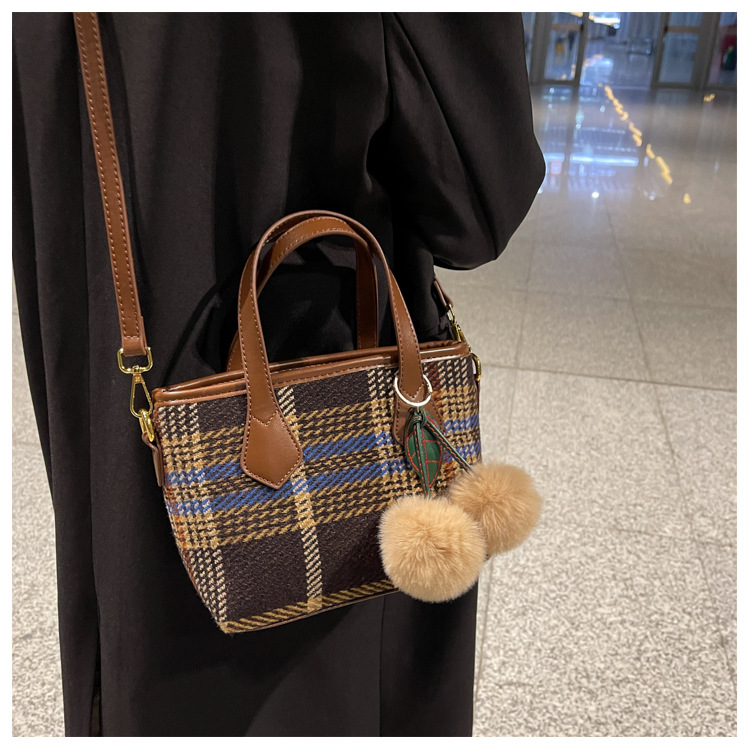 Simple Woolen Fashionable Large-capacity One-shoulder Messenger Bag display picture 4
