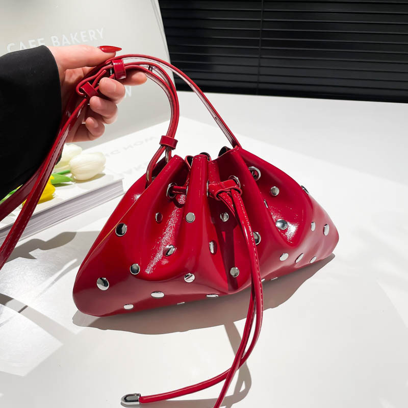 Bolso de cubo de textura transfronteriza 2025 verano nuevo bolso femenino moda gypsophila bolso de hombro remache personalizado bolso de mensajero