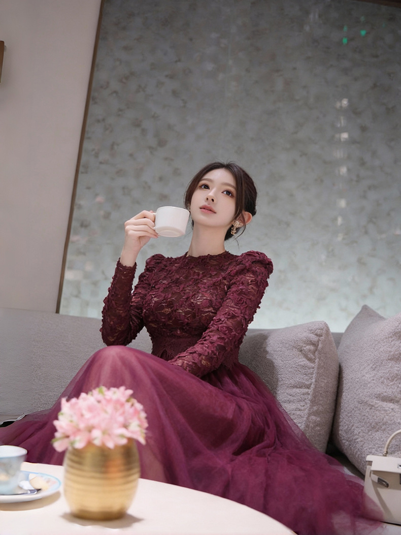 Đầm maxi nữ cổ tròn ren phối lưới thắt eo dáng dài — Thuốc lá tím chi tiết 4