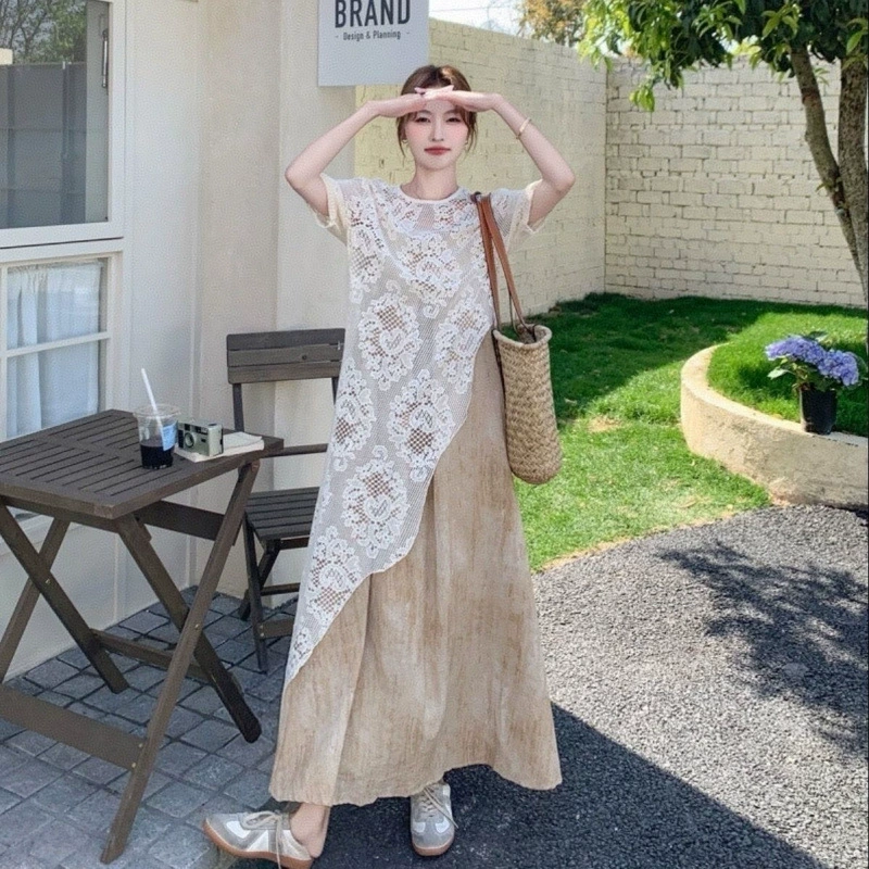 Женский костюм-двойка в стиле французского модного лета 2025 года: кружевная блузка больших размеров и юбка-сарафан на бретелях