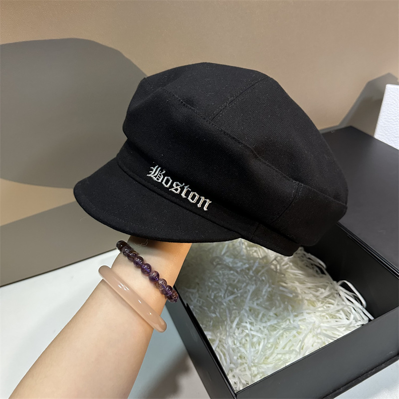 Syksyn ja talven lämmin villainen trendikäs merkki B-kirjaimella brodeerattu litteä hattu naisille, pehmeäkantinen, hoikentava, kaksi kulumista taaksepäin baretti trendikäs_voghion.com