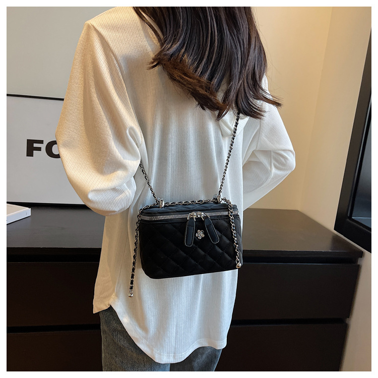 Bolso pequeño con hilo de bordar Lingge Bolso bandolera de cadena salvaje de nueva textura transfronteriza para mujer Bolso cuadrado pequeño portátil de estilo caliente popular