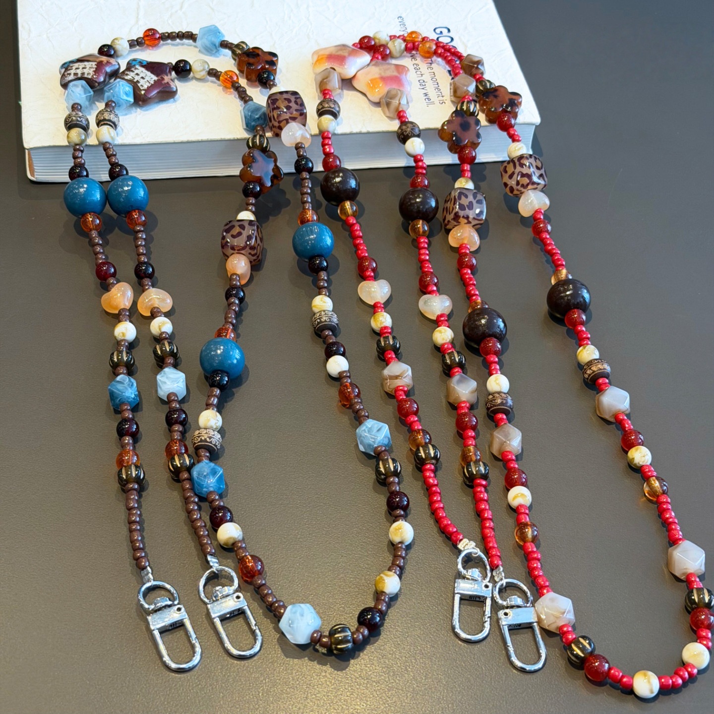 Maillard Fashion Phone Lanyard Retro Leopard Print Beaded Versatile Phone Chain Long Crossbody Pendant Anti-Loss Strap