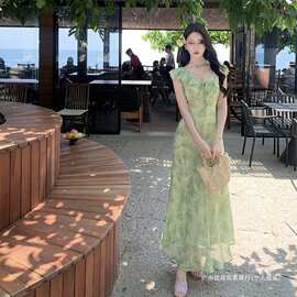 海边度假绿色碎花小飞袖连衣裙温柔气质独特绝美收腰a字沙滩长裙
