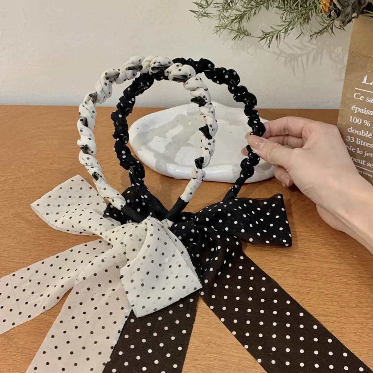 White - toothed polka dot ribbon headband