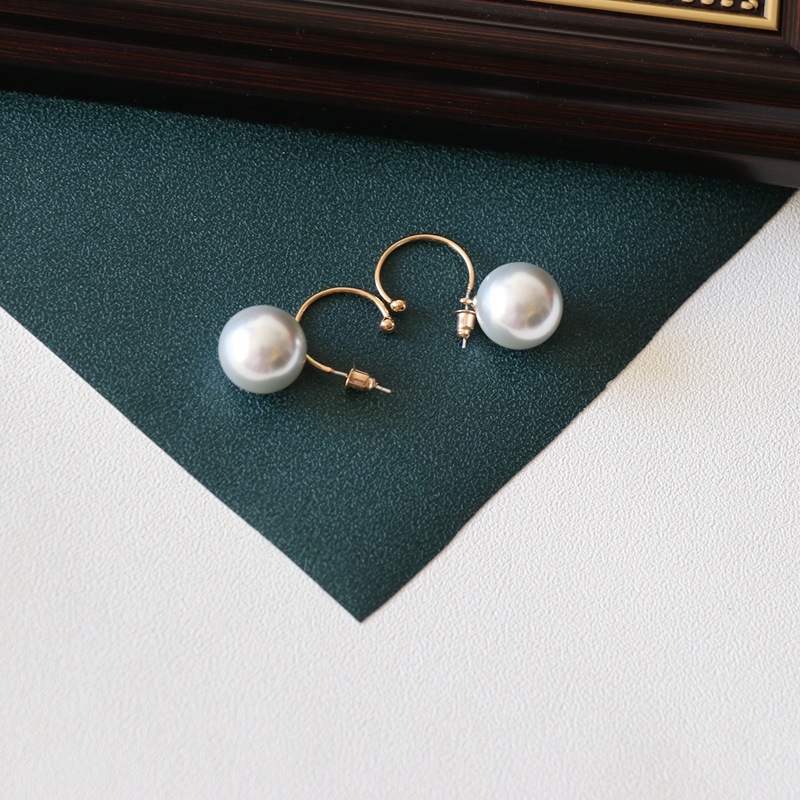 White Big Pearl C-shaped Simple Earrings display picture 3