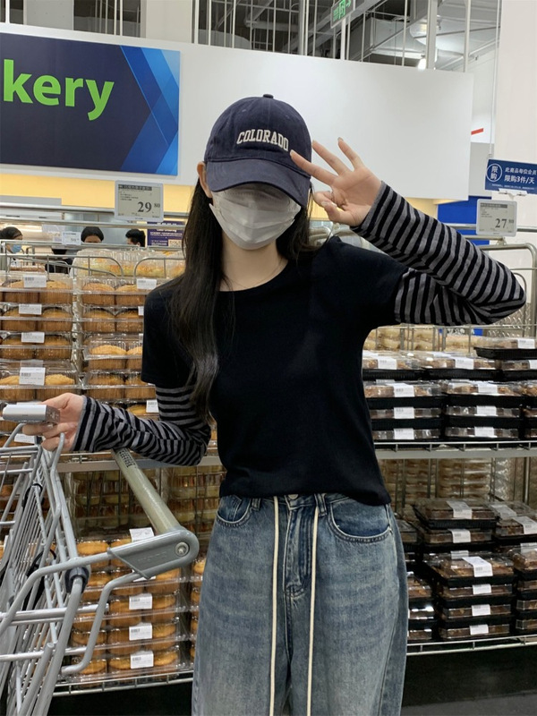 偽の2つのストライプの長袖のtシャツの女性の春秋のデザイン感の小さい大衆の修身の中でとりわけやせている底のシャツの上着を現します。|undefined