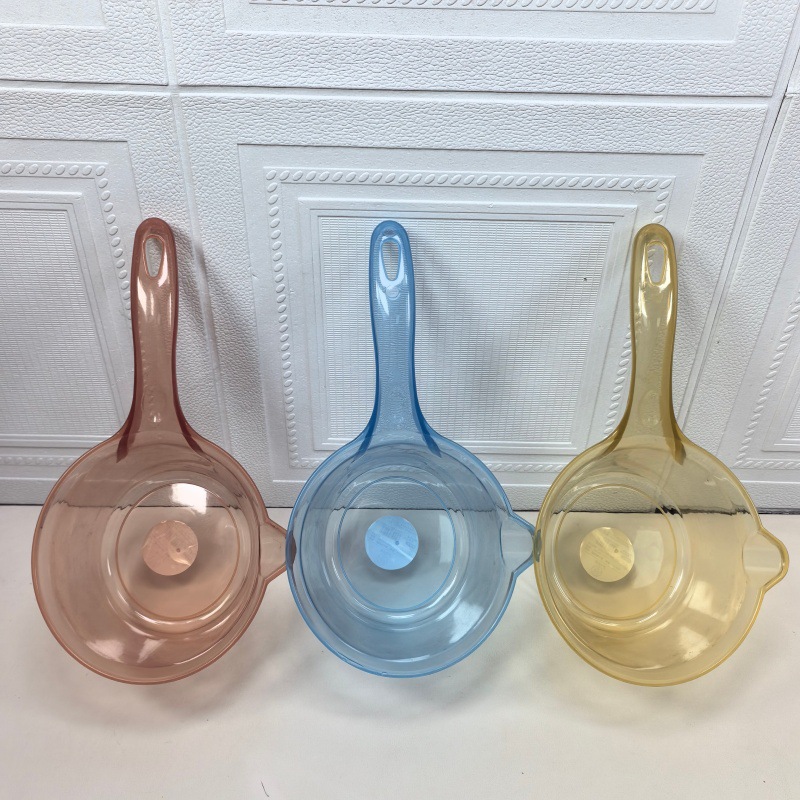 Cucharón de agua de plástico transparente con mango largo para colgar, para baño de niños y bebés, venta al por mayor.