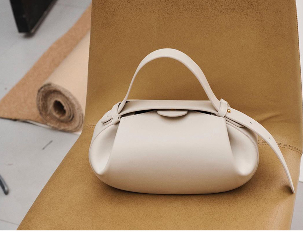 All Seasons Season Women's Medium Pu Leather Solid Color Streetwear Oval Magnetic Buckle Underarm Bag