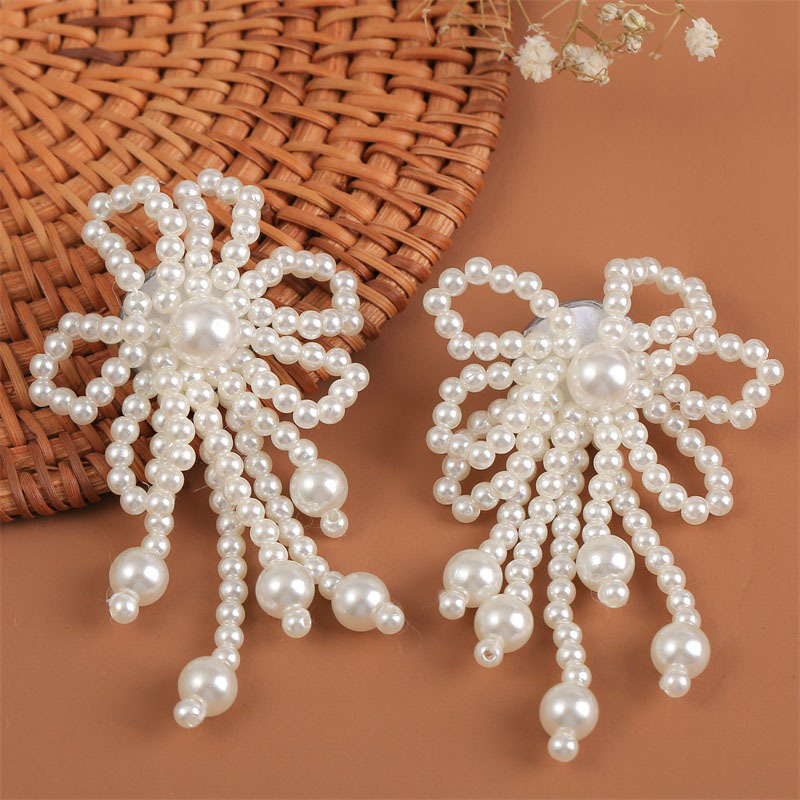 Nihaojewelry Wholesale Jewelry Simple Hand-woven Flower Pearl Earrings display picture 5