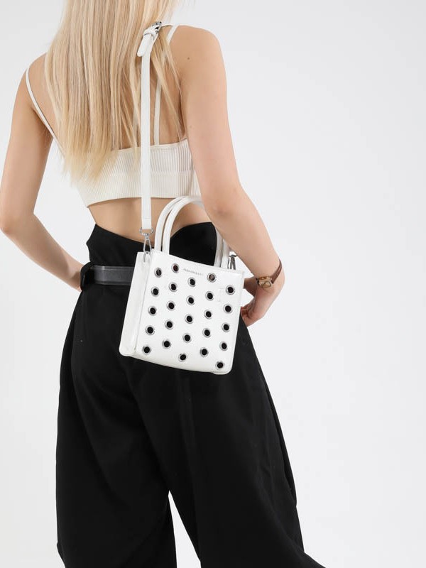 Bolsa punk europea y americana para mujeres 2026 nuevo retro remaches agujeros bolsos cuadrados de viaje ocio mochila de hombro