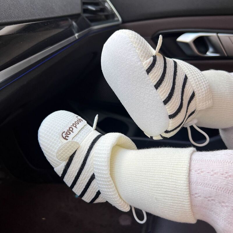 Spring and autumn season soft-soled baby shoes and socks, suitable for infants aged 0-6 months, and for boys and girls aged 3-9-12 months, with non-slip and anti-drop features Spring and autumn season soft-soled baby shoes and socks, suitable for infants aged 0-6 months, and for boys and girls aged 3-9-12 months, with non-slip and anti-drop features