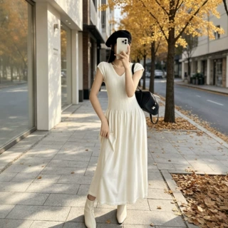 法式小香风V领针织连衣裙女早秋2026新款收腰修身显瘦百搭A字长裙
