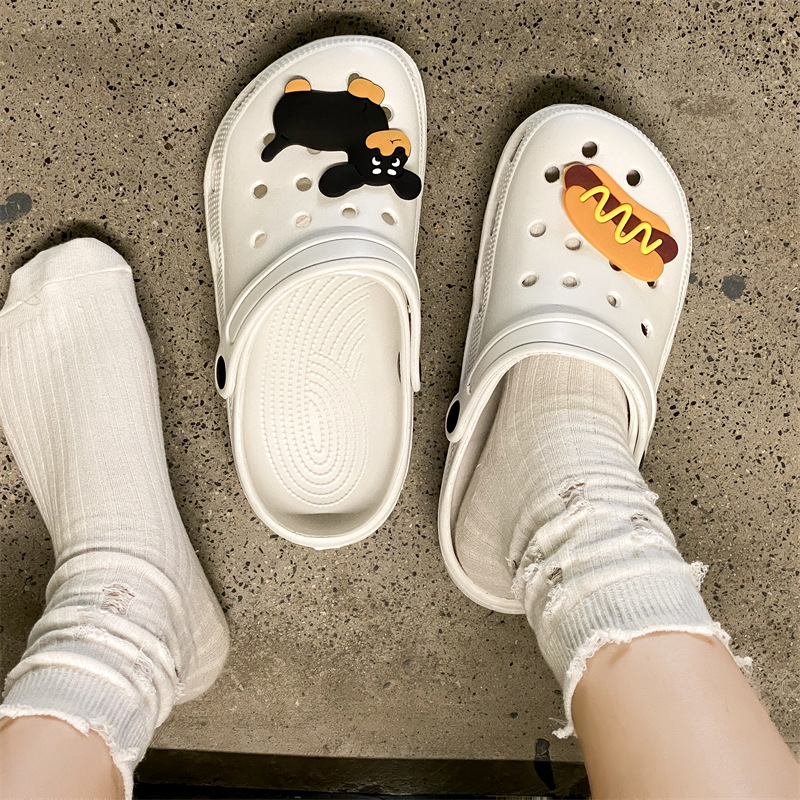 백인 개는 소시지를 먹습니다