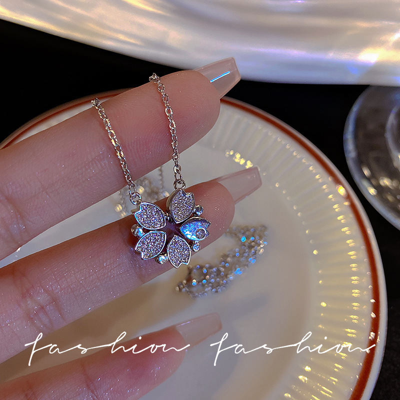 Collar de acero de titanio trébol de cuatro hojas multi-desgaste para mujer, sentido de diseño de alto grado, lujo ligero, cadena de clavícula de corazón de amor, collar de moda ins