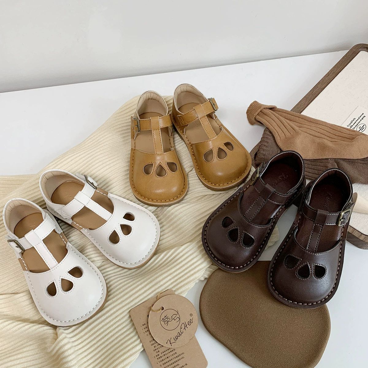 Маленькие кожаные туфли для девочек Мори весной и летом полые дышащие Т-образные мягкие туфли принцессы с липучкой и головкой ретро полусандалии