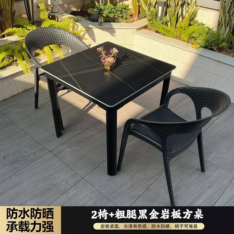 70*70cm 테이블 1개와 모조 등나무 의자 2개