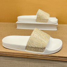 �߶��ݳޕr����Ь��Ů�ļ��⴩�Ӽқ��ς��Գ����ٴ�ɳ��һ����