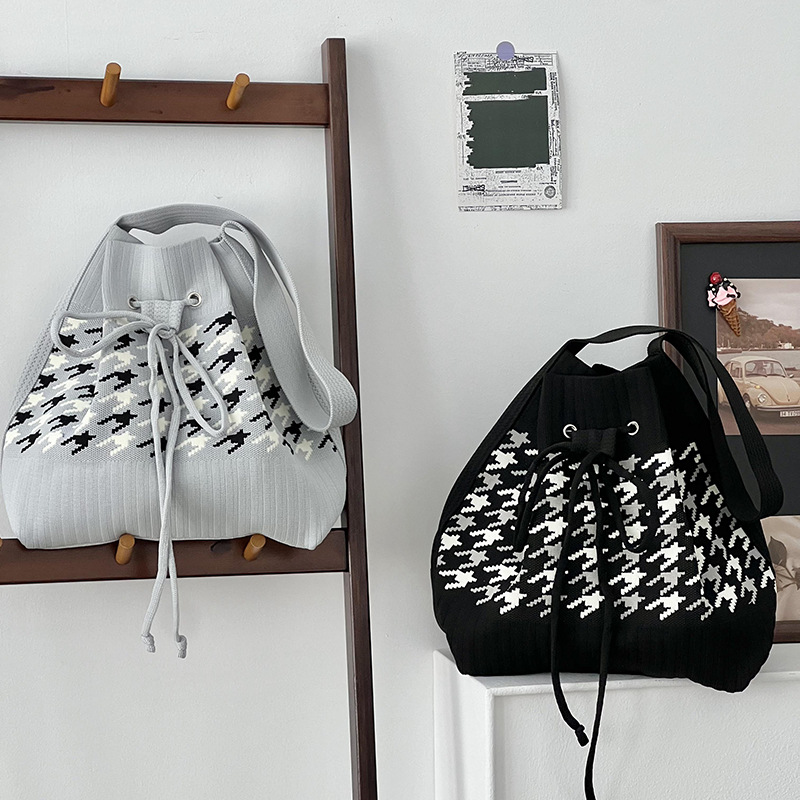 Bolsa de cubo de punto nuevo diseño japonés y coreano simple bolso de hombro de moda femenina versátil bolso portátil de viaje de verano