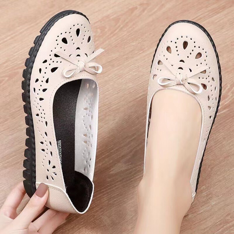 Hollow-out Leather Shoes Women's Sandals Breathable Middle-aged Non-slip Single-layer Shoes Flat Summer Mother Shoes Casual Hole Shoes for the Elderly